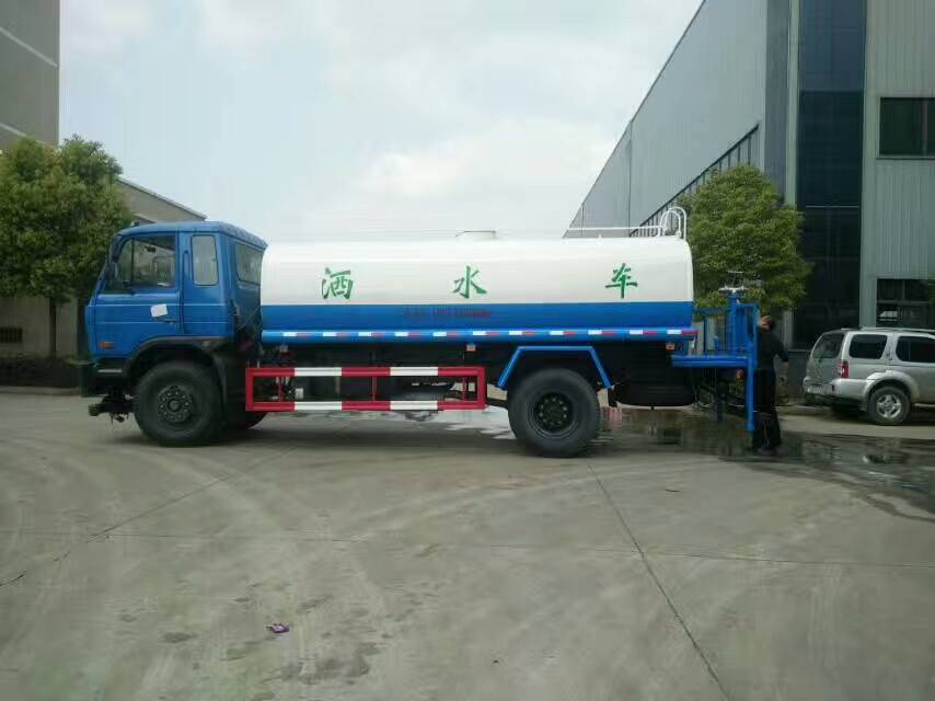 東風(fēng)老款15噸灑水車圖片 東風(fēng)老款15噸灑水車圖片