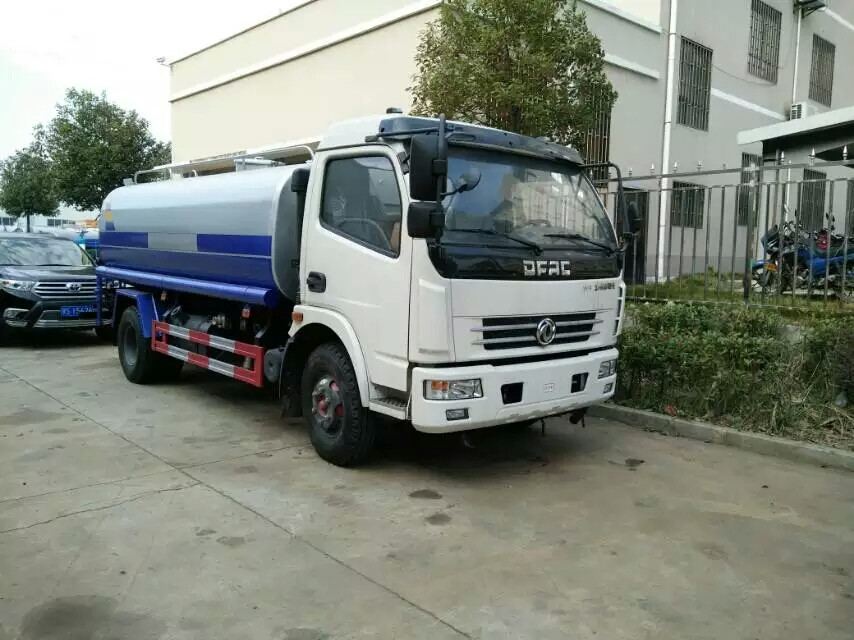 東風多利卡灑水車圖片方位展示