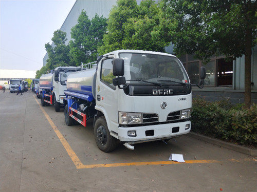 小型運(yùn)水車/3噸灑水車價(jià)格-湖北程力